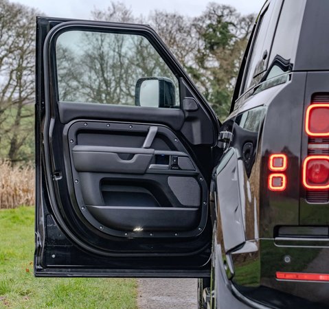 Land Rover Defender D300 X-Dynamic HSE URBAN 1