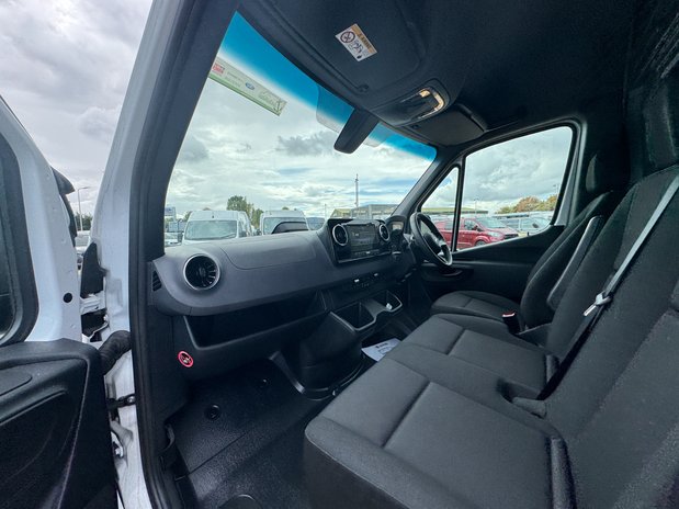 Mercedes-Benz Sprinter AUTO MWB L2H2 High Roof 315 Pro Air Con Camera EURO 6 12