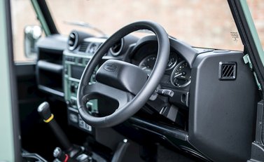 Land Rover Defender 110 Heritage 11