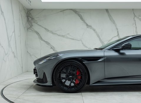 Aston Martin DB12 V8 31