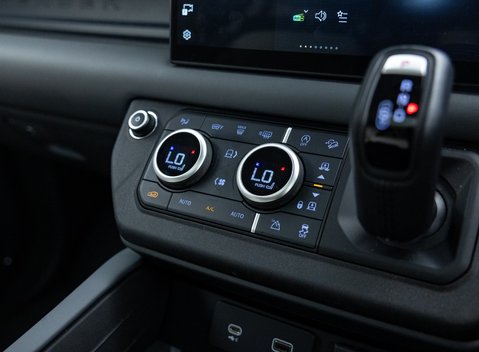Land Rover Defender 90 D300 X-DYNAMIC HSE 38