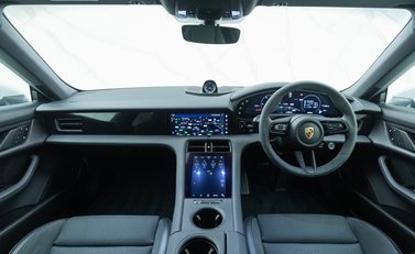 Porsche Taycan 4S Cross Turismo 18