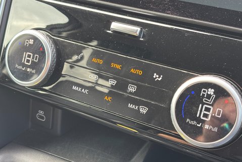 Land Rover Discovery D300 HSE Panel Van - Rear Seat Conversion / Black Pack 20