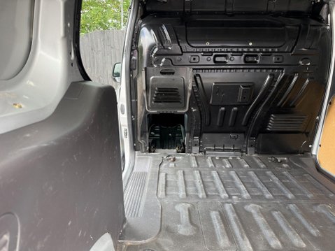 Ford Transit Connect 240 LIMITED P/V 29