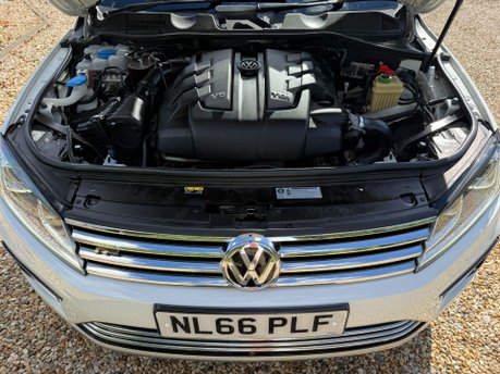 Volkswagen Touareg 3.0 TDI V6 BlueMotion Tech R-Line Plus SUV 5dr Diesel Tiptronic 4WD Euro 6 18