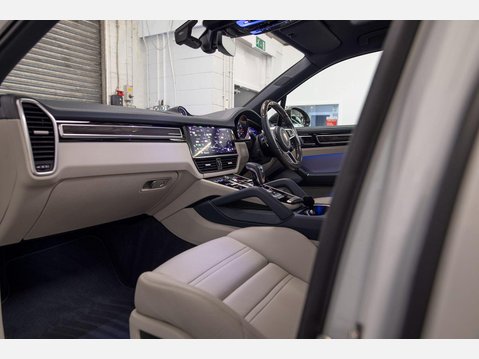 Porsche Cayenne 3.0 V6 E-Hybrid 17.9kWh Platinum Edition TiptronicS 4WD Euro 6 (s/s) 5dr (3 68