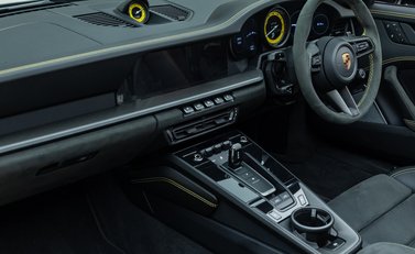 Porsche 911 Targa 4 GTS (992) 22