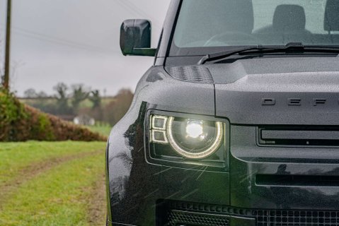 Land Rover Defender D300 X-Dynamic HSE 23