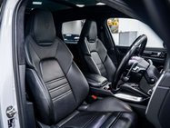 Porsche Cayenne 4.0T V8 GPF Turbo SUV 5dr Petrol TiptronicS 4WD Euro 6 (s/s) (550 ps) 3