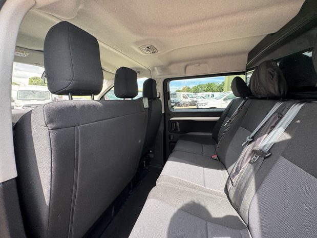 Vauxhall Vivaro Crew Cab AUTO LWB L2H1 Low Roof 3100 Elite Air Con Alloys Sensors Cam Nav E 13