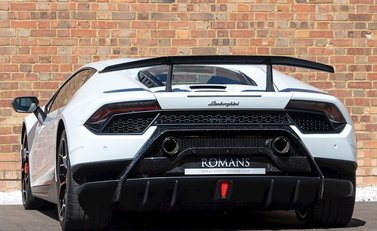 Lamborghini Huracan LP640-4 Performante 3