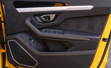 Lamborghini Urus 24
