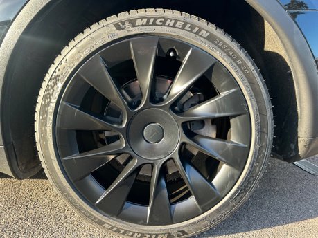 Tesla Model Y LONG RANGE AWD 13