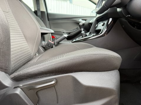 Ford Focus TITANIUM WITH NAV 23