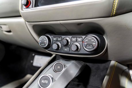Ferrari California T. MAGNERIDE SUSPENSION. BESPOKE INTERIOR. TWO-TONE BODYWORK. CARPLAY. 40