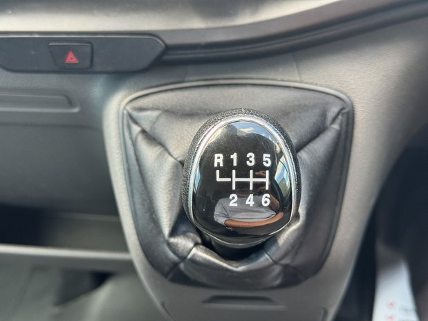Ford Transit MWB L2H2 (SOLD MT) Medium Roof Trend 300 Cruise Nav Sensors EURO 6 36