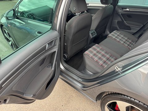 Volkswagen Golf GTI TSI DSG 37