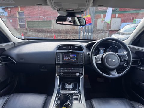 Jaguar XE GTDI PRESTIGE 12
