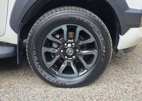 Toyota Hilux 2.8 HI-Luxury Invincible X D-4D 4WD Double Cab Auto 4WD 5dr 7