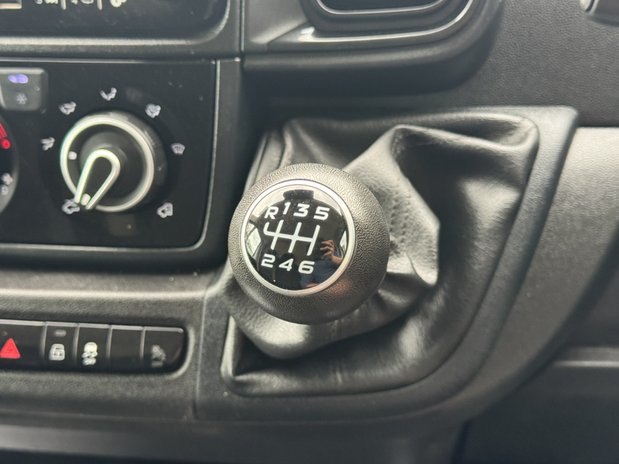 Citroen Relay MWB L2H2 Medium Roof Enterprise 35 Air Con Camera Sensors EURO 6 31