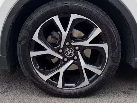 Toyota C-HR 1.8 C-HR Design HEV CVT 5dr 28