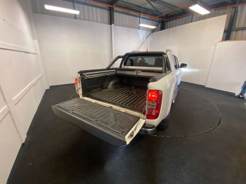 Nissan Navara 2.3 Navara Tekna dCi Auto 4WD 5dr 32