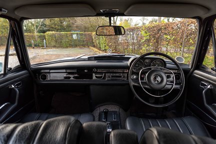 Mercedes-Benz S 280 SE 3.5 Saloon 21