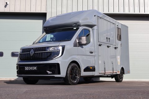 Renault Master DEMO MODEL 3.5 TON ADVANCE 150 AUTO STALLION BUILD SEEKER HORSEBOX REAR BED 1