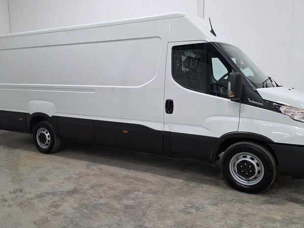 Iveco Daily 2.3 35S14A8 High Roof Comfort Van 4100 WB Hi-Matic 2