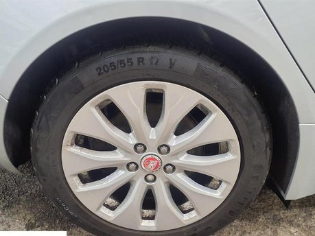 Jaguar XE 2.0d Portfolio Saloon 4dr Diesel Auto Euro 6 (s/s) (163 ps) 3