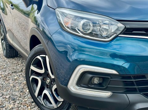 Renault Captur ICONIC TCE 11
