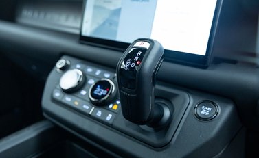 Land Rover Defender OCTA EDITION ONE 32