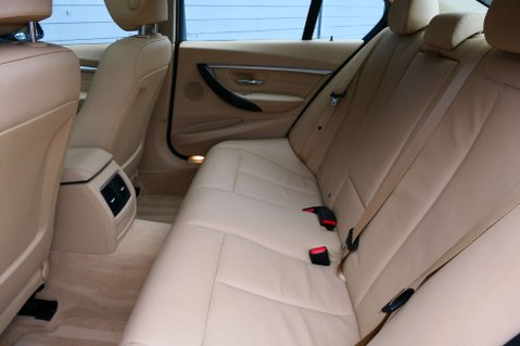 BMW 3 Series 2.0 320i Luxury Auto 4dr 25