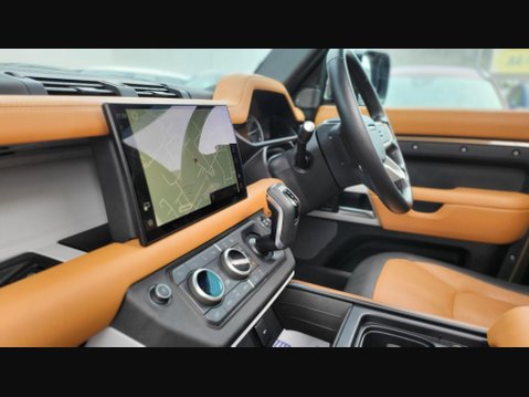 Land Rover Defender X-DYNAMIC HSE MHEV 11