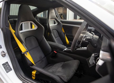 Porsche 911 (991.2) Carrera 4 GTS 12