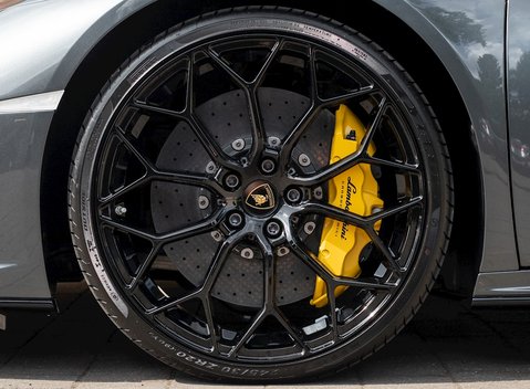 Lamborghini Huracan Spyder LP640-4 EVO 12