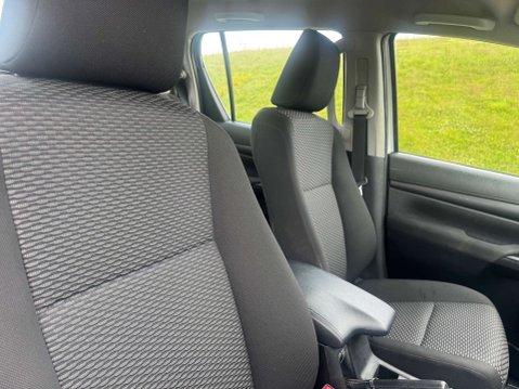Toyota Hilux 2.4 HI-Luxury Active D-4D 4WD Double Cab 4WD 5dr 8