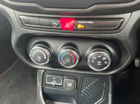 Jeep Renegade (Sold) 1.4T MultiAirII Longitude SUV 5dr Petrol DDCT Euro 6 (s/s) (140 ps) 28