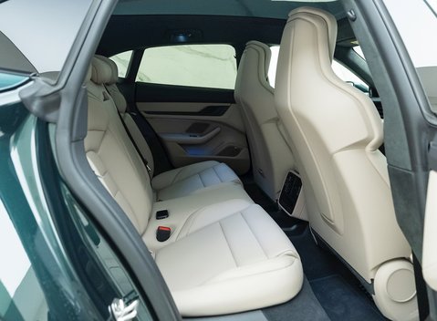 Porsche Taycan GTS Sport Turismo 13