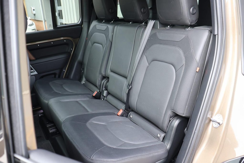 Land Rover Defender 110 D300 X-DYNAMIC HSE 7 SEATER  PRICE MATCH OFFER PREMIUM COLOUR  23