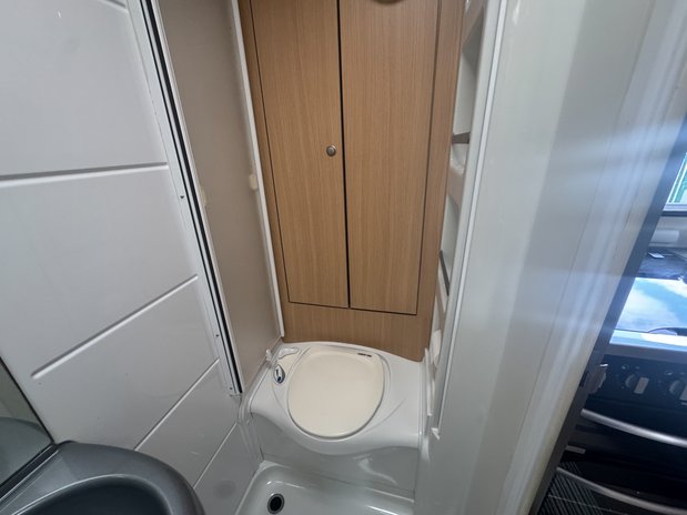 Bessacarr E 5 Berth | 4 Belts | Dinette | Rear Kitchen| Side Bathroom | Vanlux 22