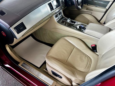 Jaguar XF 2.2d Premium Luxury Sportbrake Auto Euro 5 (s/s) 5dr 39