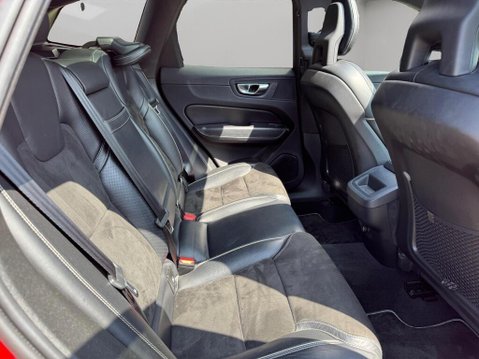 Volvo XC60 2.0 D5 PowerPulse R-Design Pro Auto AWD Euro 6 (s/s) 5dr 38