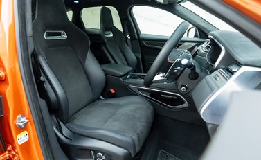 Jaguar F-Pace SVR 13