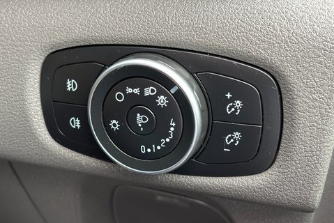 Ford Transit Custom 320 L1 Trend 130 ps Panel Van - Air Con / Twin Side Loading Doors 36