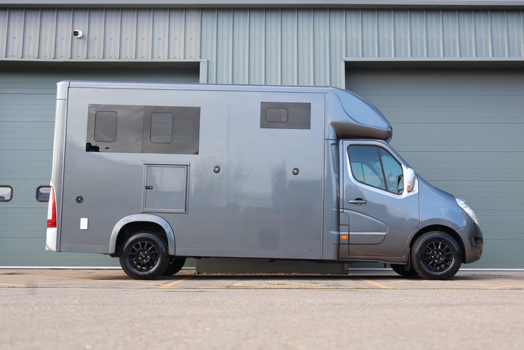 Renault Master 3.5 ton Coach Built Freddie Gover Horsebox with uprated suspension alloys  4