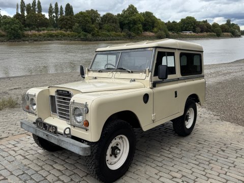 Land Rover 88 Series III SUV 44
