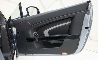 Aston Martin V12 Vantage S ROADSTER 38