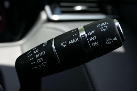 Land Rover Range Rover Velar R-DYNAMIC SE 38