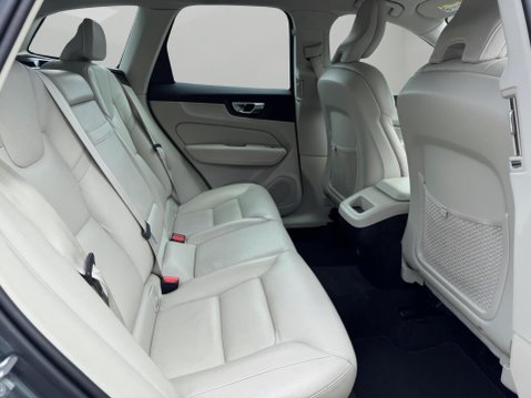 Volvo XC60 2.0 B4 MHEV Momentum Auto AWD Euro 6 (s/s) 5dr 46